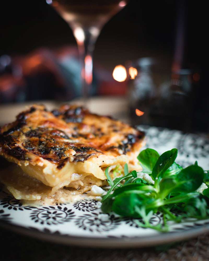 Pizzeria carqueiranne - pour pas une lasagnerie - visuel d'une lasagne de la lasagnerie dans une assiette à déguster à table